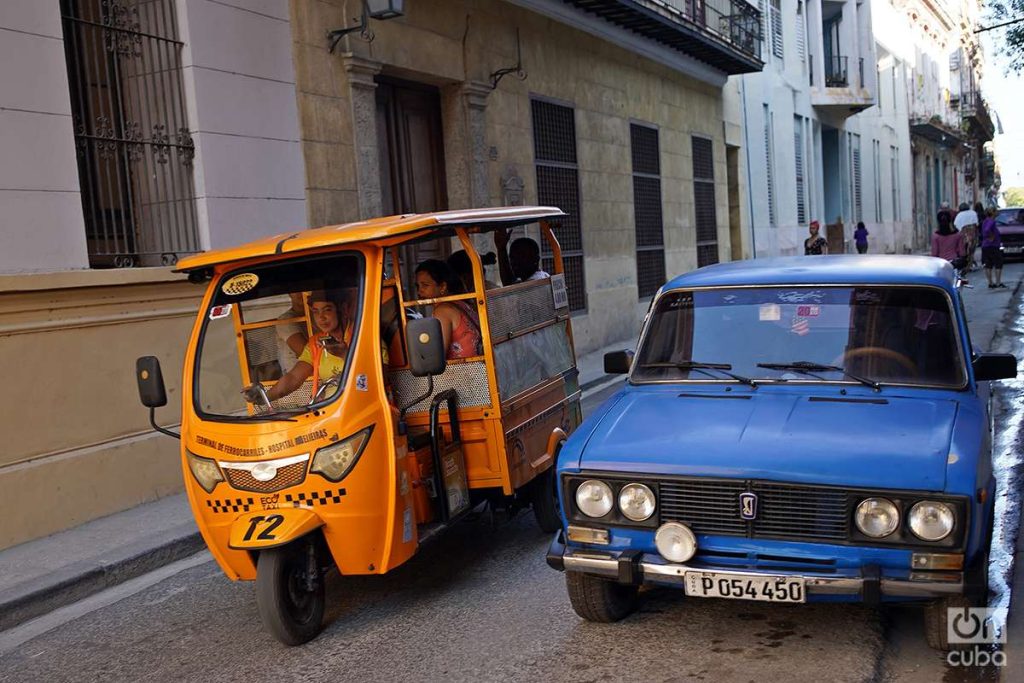 Taxi motorina junto a Lada en calles de La Habana, Cuba, 2023. Foto: Alejandro Ernesto.