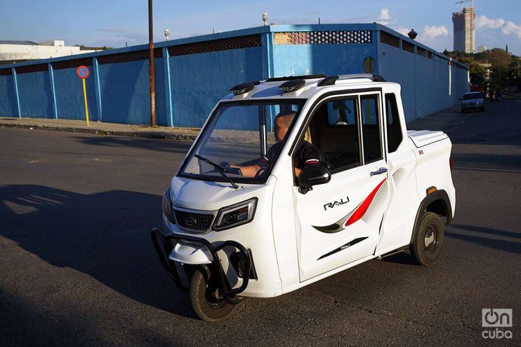 Un vehículo eléctrico en La Habana. Foto: Alejandro Ernesto / Archivo.