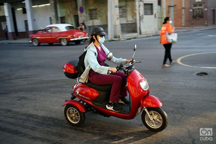 Una joven en una moto eléctrica en La Habana. Foto: Alejandro Ernesto / Archivo.