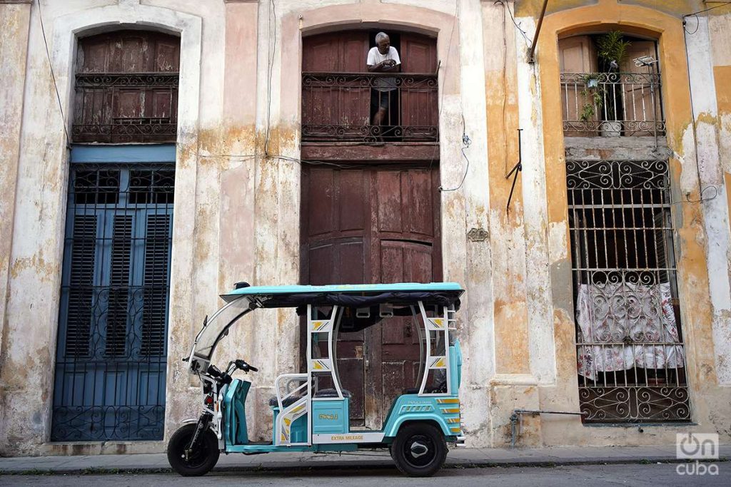 Anciano en el balcón de su casa en La Habana, Cuba, 2023. Foto: Alejandro Ernesto.