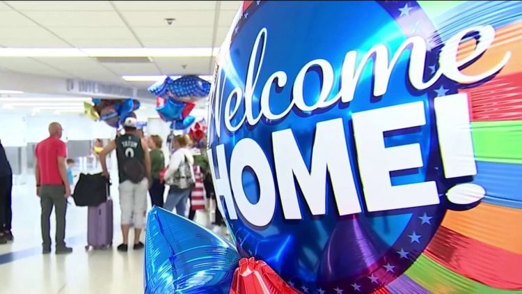 Un grupo de cubanos es recibido en el aeropuerto de Miami tras arribar con el parole humanitario. | Imagen: Captura de pantalla del canal Telemundo.