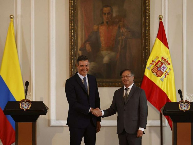 Gustavo Petro  y Pedro Sánchez se saludan en Colombia. Foto: Castañeda/Efe/El Espectador.