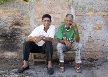 Dos vecinos en el barrio de Marianao, en La Habana, piden que les haga una foto. De la serie: “Fotógrafa, hazme una foto”. Foto: Alina Sardiñas.