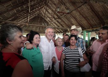 El presidente de Canarias, Ángel Víctor Torres (c), conversa y se toma fotos con descendientes de canarios residentes en Cuba. Foto: Ernesto Mastrascusa/Efe.