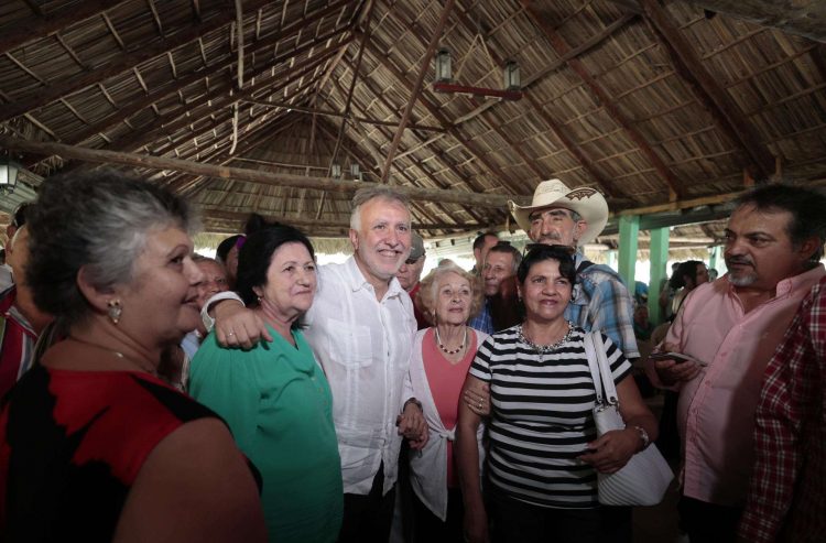 El presidente de Canarias, Ángel Víctor Torres (c), conversa y se toma fotos con descendientes de canarios residentes en Cuba. Foto: Ernesto Mastrascusa/Efe.