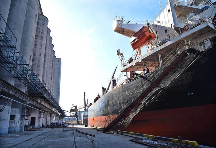 Barco en el puerto de La Habana con trigo donado por Rusia. Foto: Miguel Guzmán/PL/Archivo.