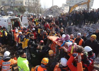 Rescate de sobrevivientes en Turquía. Foto:  ABIR SULTAN/EFE/EPA.