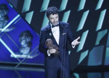 El realizador Rodrigo Sorogoyen tras recibir uno de los premios Goya ganados por su filme "As Bestas" durante la gala de la XXXVII edición de los Premios Goya, en el Palacio de Congresos y Exposiciones FIBES de Sevilla, el 11 de febrero de 2023. Foto: Jose Manuel Vidal / EFE.