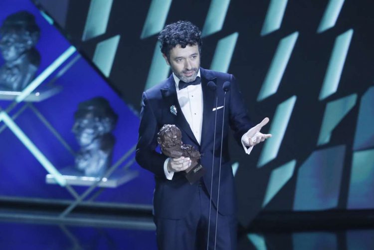 El realizador Rodrigo Sorogoyen tras recibir uno de los premios Goya ganados por su filme "As Bestas" durante la gala de la XXXVII edición de los Premios Goya, en el Palacio de Congresos y Exposiciones FIBES de Sevilla, el 11 de febrero de 2023. Foto: Jose Manuel Vidal / EFE.