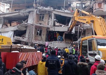 Personas buscan víctimas en un edificio colapsado en la ciudad turca de Diyarbakır. Foto: DENIZ TEKIN/EFE/EPA.