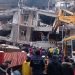 Personas buscan víctimas en un edificio colapsado en la ciudad turca de Diyarbakır. Foto: DENIZ TEKIN/EFE/EPA.