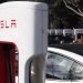 Vehículos de Tesla cargan sus baterías en una estación de EE.UU. Foto:  JOHN G. MABANGLO/EFE/EPA.