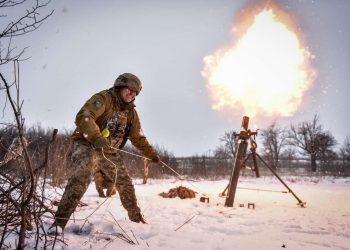 Un soldado ucraniano dispara un mortero hacia posiciones rusas, en un lugar no revelado, región de Donetsk, al este de Ucrania, el 17 de febrero de 2023. Foto: EFE/EPA/OLEG PETRASYUK
