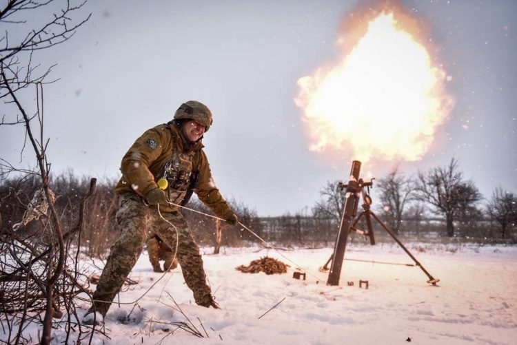 Un soldado ucraniano dispara un mortero hacia posiciones rusas, en un lugar no revelado, región de Donetsk, al este de Ucrania, el 17 de febrero de 2023. Foto: EFE/EPA/OLEG PETRASYUK