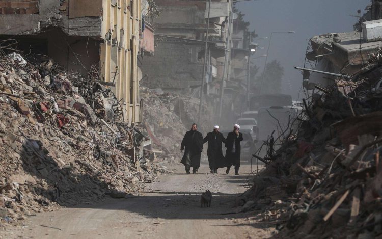Personas caminan por una de las zonas destruídas por los terremotos de inicios de mes en Hatay. Foto: ERDEM SAHIN/ EFE/EPA.