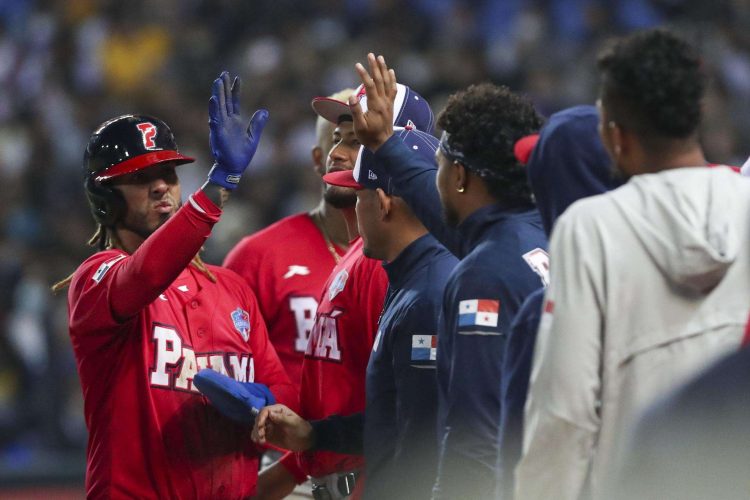 Jugadores de Panamá celebran su primera victoria en Clásicos Mundiales. Foto: Ritchie B. Tongo/EFE.