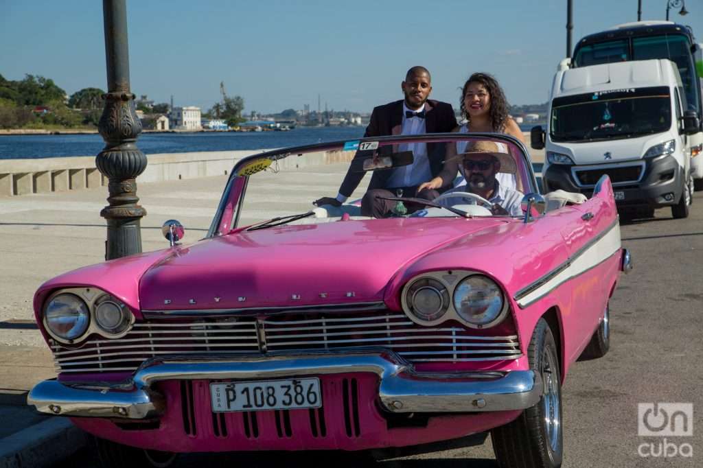 Matrimonio en Cuba en carro descapotable maelcón. Foto: Jorge Ricardo.