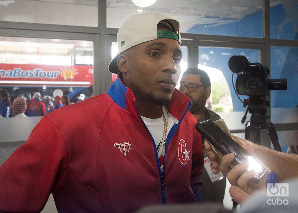 El santiaguero Yoelkis Guibert ofrece declaraciones a la prensa tras el recibimiento oficial del equipo cubano que participó en el V Clásico Mundial de Béisbol. Foto: Otmaro Rodríguez.