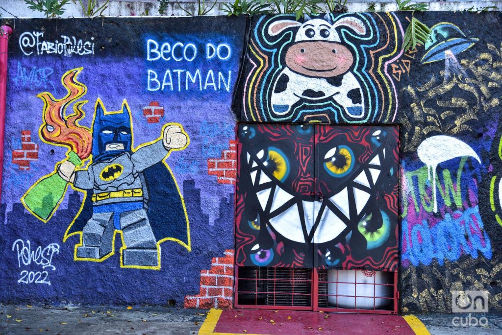 Particular caricatura de Batman con una bomba molotov en una de las paredes de Beco do Batman. Foto: Kaloian.