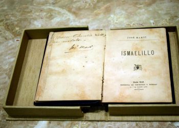 Un ejemplar del "Ismaelillo" firmado por su autor, José Martí, en la sede de la Colección del Patrimonio Cubano en Miami. Foto: Jorge I. Pérez/Efe.