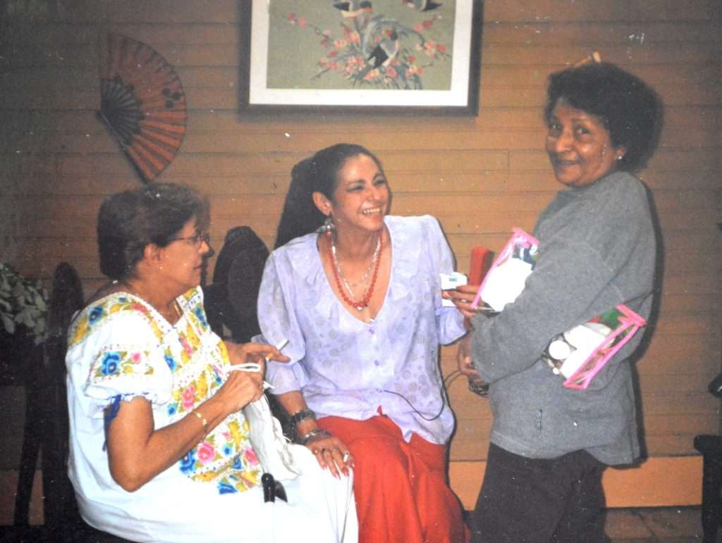 Con Daisy Granados y Consuelo Vidal en "Las profesías de Amanda" (1998). Foto: Cortesía de la entrevistada.