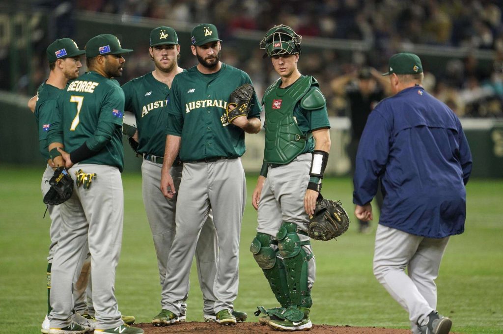 El mánager de Australia, Dave Nilsson (D), camina hacia el montículo para cambiar pícher en el quinto inning. Foto: EFE/EPA/Kimimasa Mayama. 