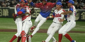 Los cubanos celebran la victoria sobre Australia en el Tokyo Dome, 15 de marzo de 2023. Foto: EFE/EPA/Kimimasa Mayama/Archivo