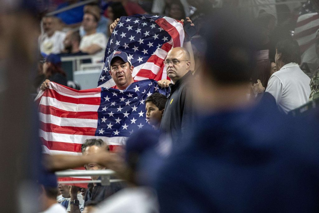 Fans con banderas de EEUU. Foto: EFE/EPA/Cristobal Herrera-Ulashkevich. 