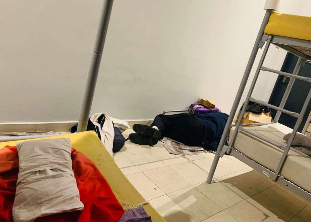 Una de las habitaciones en las que se encontraban hacinados los cubanos retenidos en el aeropuerto de Tesla, en Belgrado.