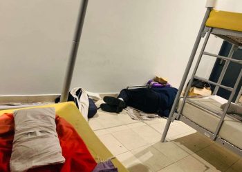 Una de las habitaciones en las que se encontraban hacinados los cubanos retenidos en el aeropuerto de Tesla, en Belgrado.