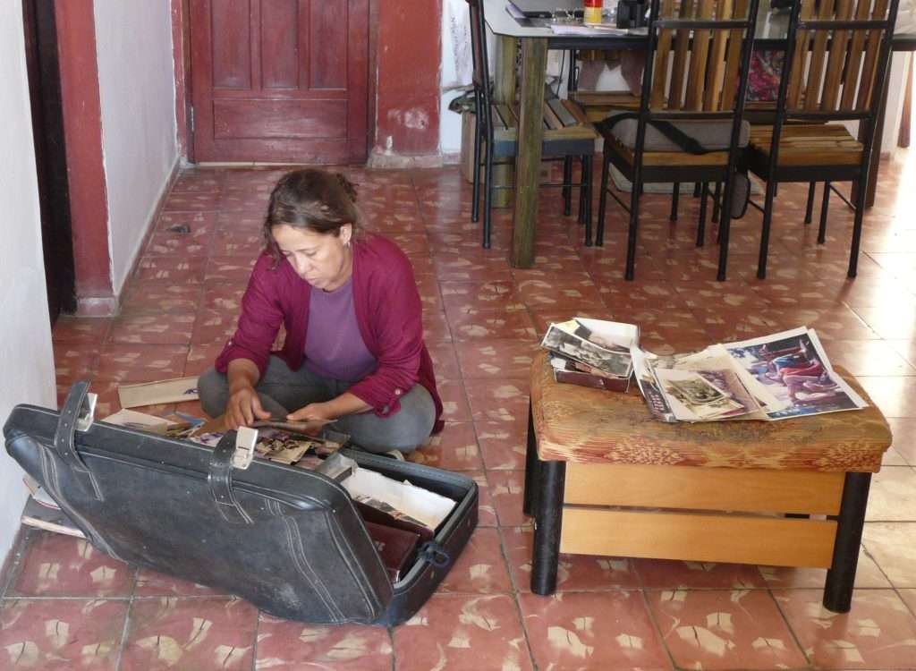 Delvis Castañón Pompa, su hija, busca en el baúl de los recuerdos. Foto: Angel Marqués Dolz.