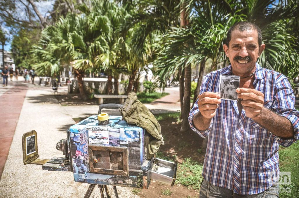 José del Toro muestra una de sus pequeñas instantáneas, obras de la fotografía artesanal. Foto: Kaloian.