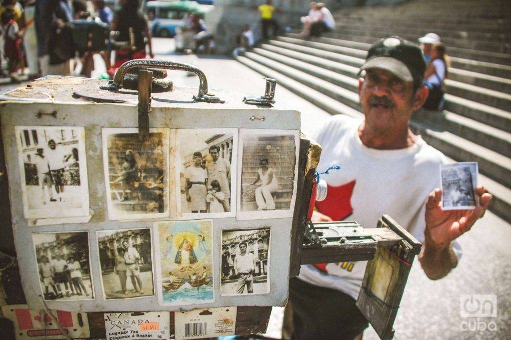 Fotógrafos "vintage" en La Habana, 2019. Foto: Kaloian.