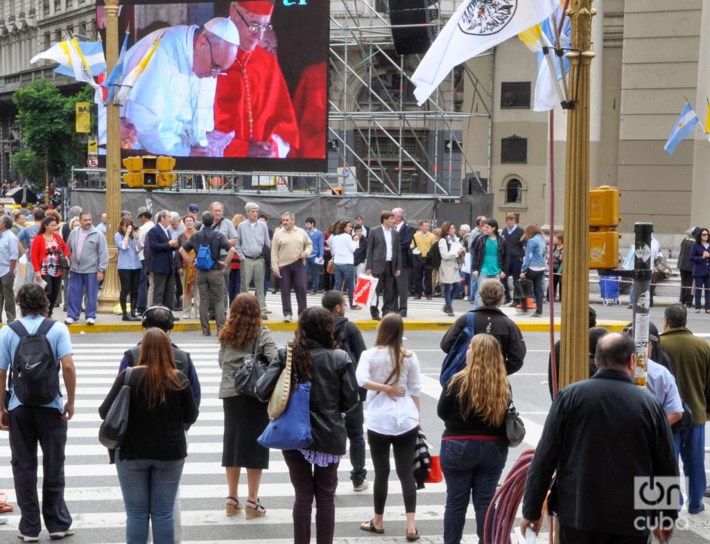 Buenos Aires reacciona al noticia de que Bergoglio es elegido papa, 2013. Foto: Kaloian.