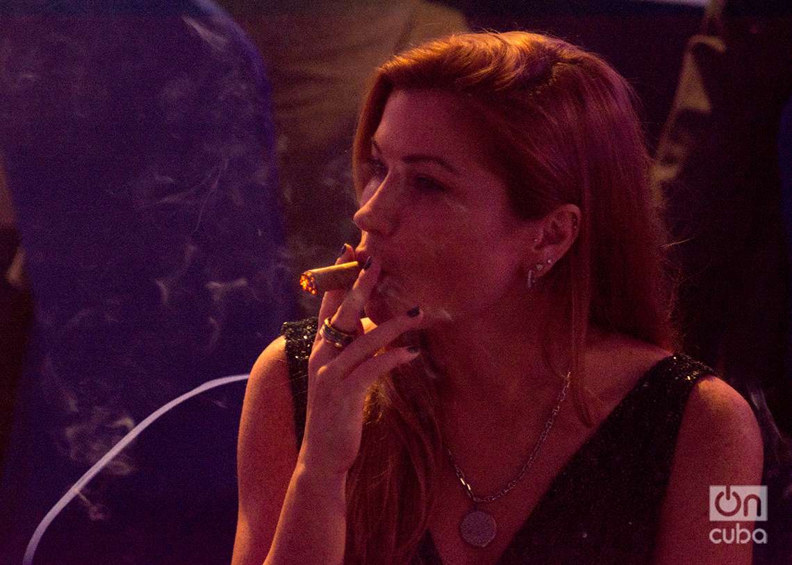 Fumadora de Habanos Partagás, en la gala de cierre del XXIII Festival del Habano. Foto: Otmaro Rodríguez.