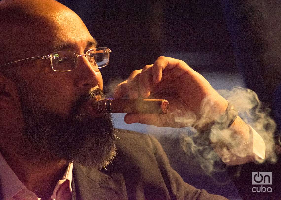 Fumador de Habanos Partagás, en la gala de cierre del XXIII Festival del Habano. Foto: Otmaro Rodríguez.