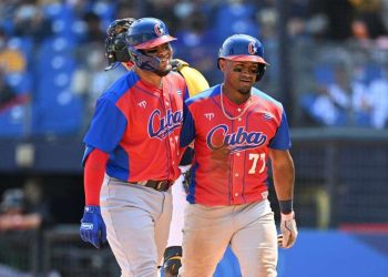Andy Ibáñez (derecha) podría incorporarse al equipo cubano este domingo si sus pruebas con los Detroit Tigers marchan bien. Foto: Gene Wang/Getty Images.