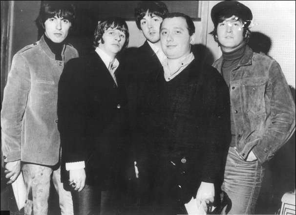 Minà, a young reporter, in his first big event.  The interview with The Beatles at Twickenam studios while they were shooting the film "Help" (1965).  Photo: Official profile of Gianni Minà on Facebook.