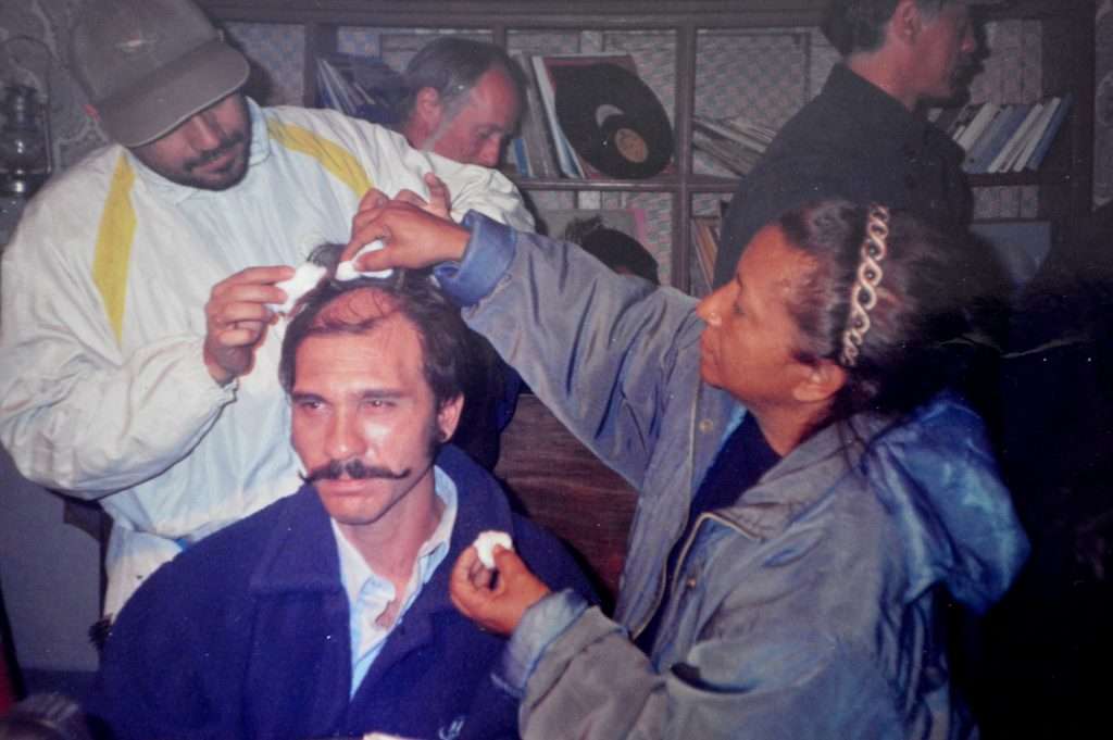 Implante de cabello al argentino Darío Grandinetti para "El día que murió el silencio" (1998). Foto: Cortesía de la entrevistada.