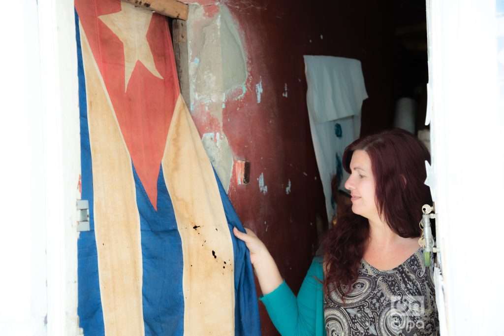 Ivette y su vieja bandera. Foto: Jorge Ricardo.