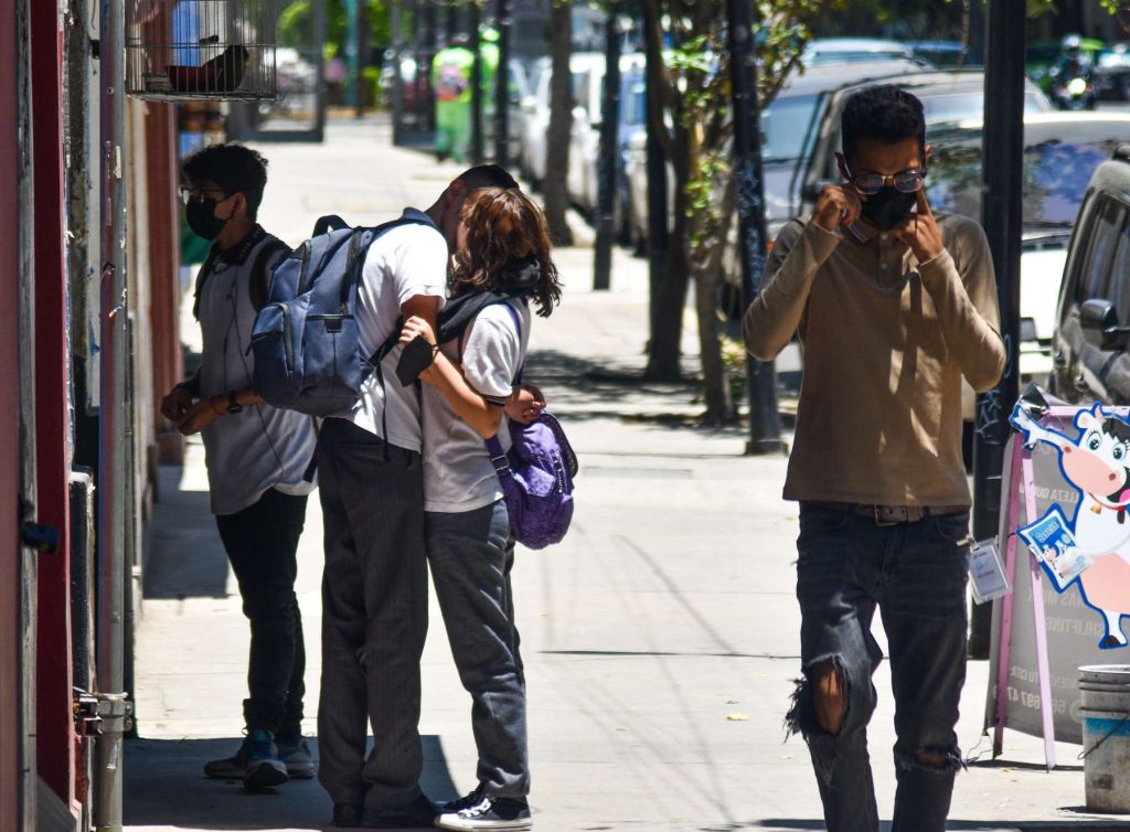 Dos estudiantes en el lugar donde están las tarjas que recuerdan a Mella. Foto: Kaloian.