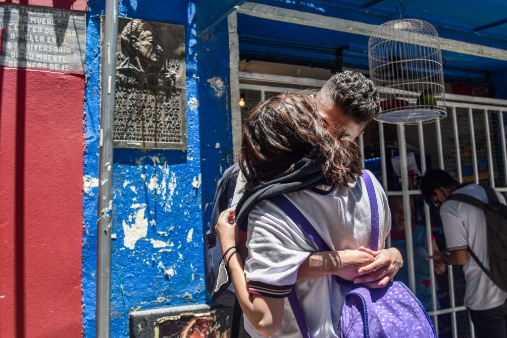 Dos estudiantes en el lugar donde están las tarjas que recuerdan a Mella. Foto: Kaloian.