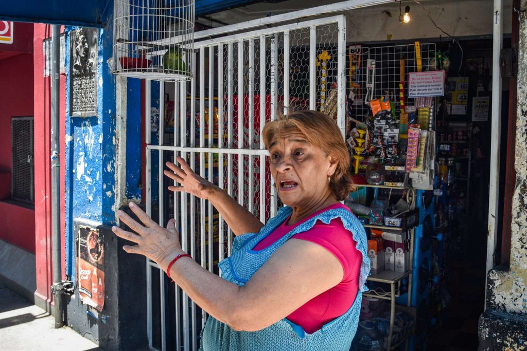 Cristina, la encargada del kiosco donde en la pared están colocadas las tarjas que recuerdan el asesinato de Mella. Foto: Kaloian.