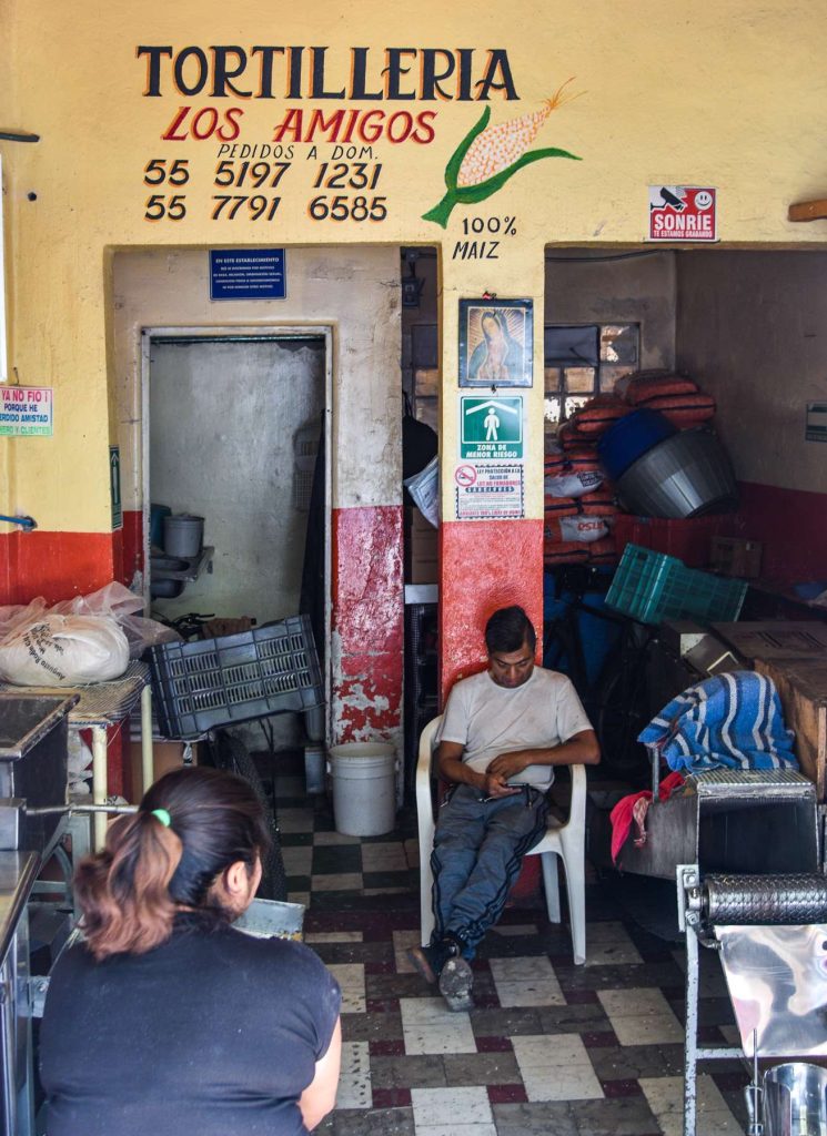 Neighbors of Abraham González street.  Photo: Kaloian.