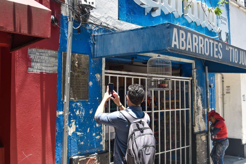 Tarjas que recuerdan los trágicos hechos del asesinato de Mella. Foto: Kaloian.