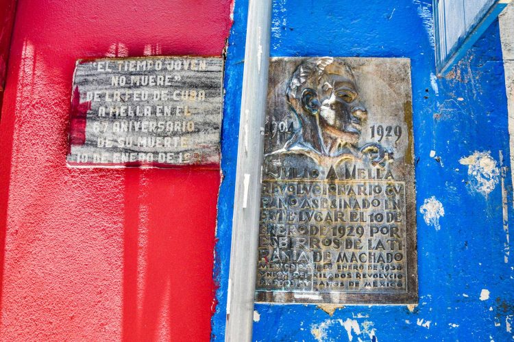 Sobre la pared del quiosco hay dos placas que recuerdan al cubano. Una fue colocada en 1938 y la otra en 1993. Foto: Kaloian.