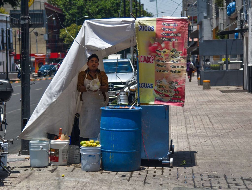 Antes de encontrar estas placas pregunté en los alrededores si sabían del lugar donde murió el joven revolucionario. Indagamos en la esquina, en un puesto de comidas; con un mecánico en su taller que justo estaba frente de las tarjas y con unos vecinos en la misma vereda. Al parecer nadie sabe de Mella y Tina. Foto: Kaloian.