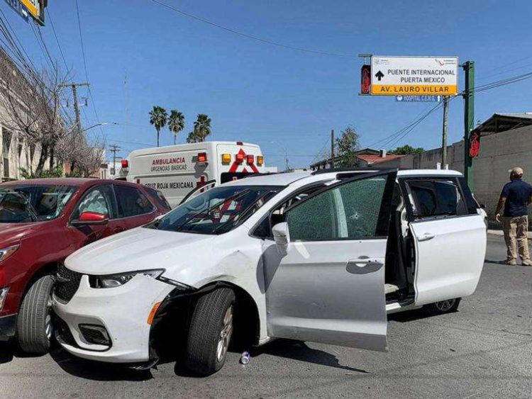 Un miembro de las fuerzas de seguridad mexicanas junto a un minivan blanco con placas de Carolina del Norte y varios agujeros de balas en la escena donde fueron secuestrados cuatro estadounidenses. Foto: AP.