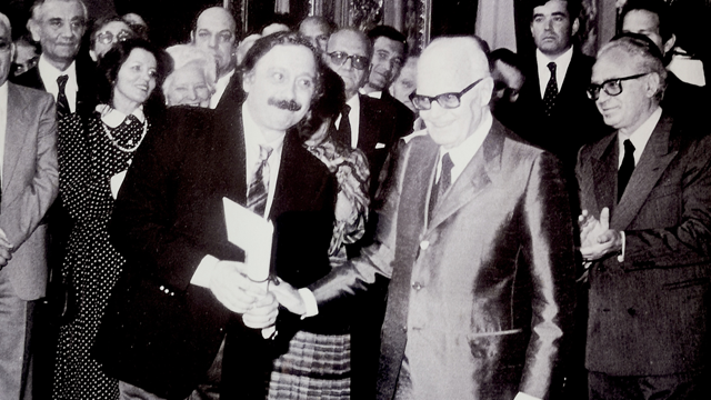 En 1981, con el presidente Sandro Petrini mientras recibía el Premio Saint Vincent al mejor periodista televisivo del año. Foto: Perfil oficial de Gianni Minà en Facebook.