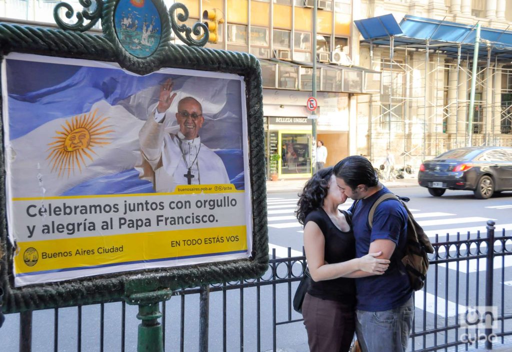 Reacción en Buenos Aires, Argentina a la elección de Bergoglio como papa, en 2013. Foto: Kaloian.